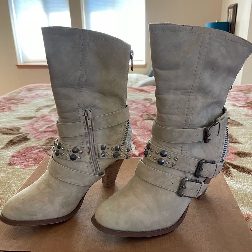 Beautiful women boots,